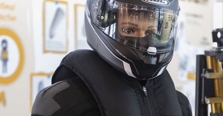 Chcą obowiązkowych poduszek powietrznych dla motocyklistów. Nowy pomysł w Hiszpanii