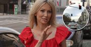 Magdalena Ogórek łamie przepisy drogowe. Z córką w samochodzie mknie na czerwonym świetle [ZDJĘCIA]