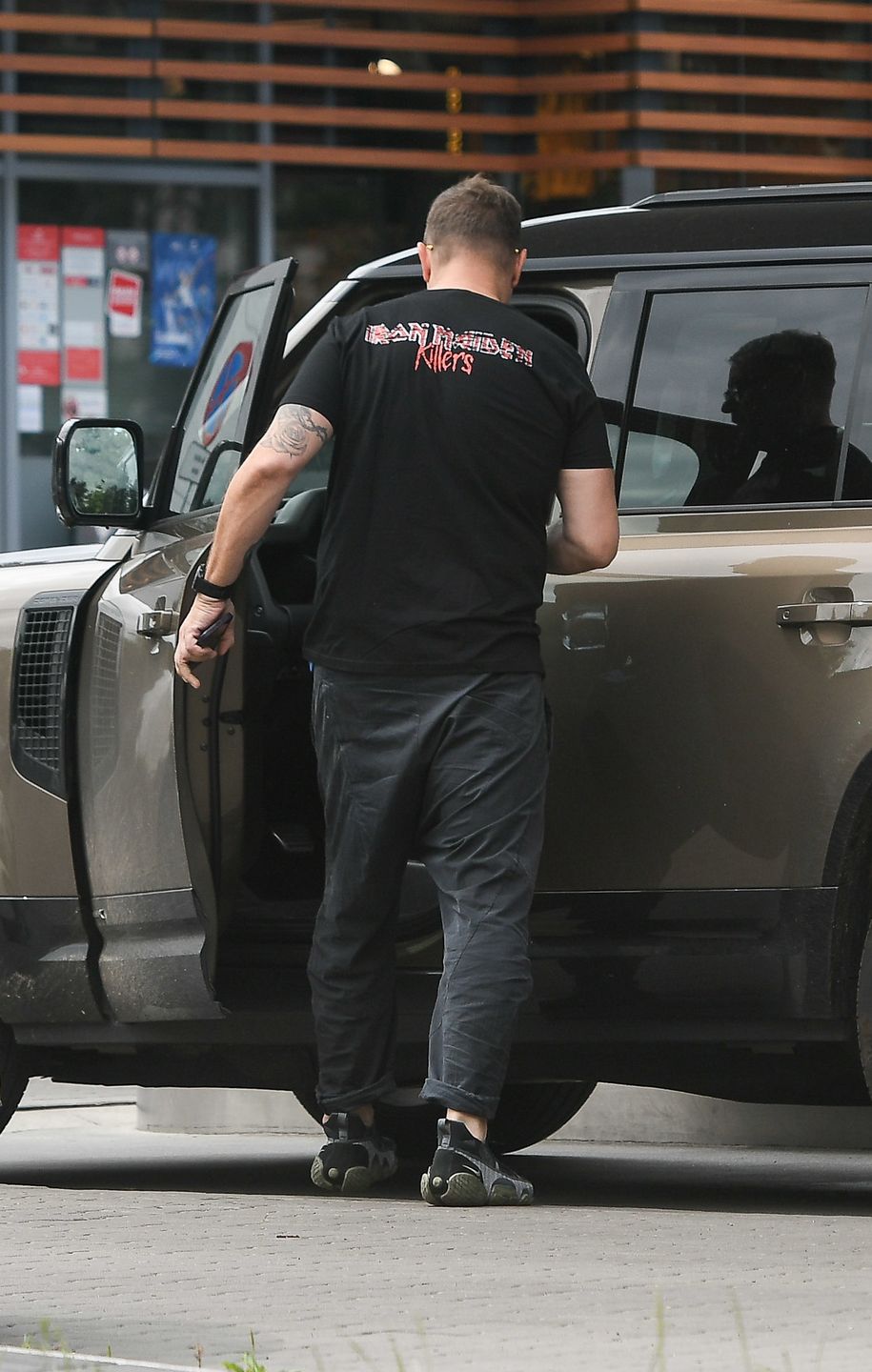 Tomasz Karolak na stacji paliw