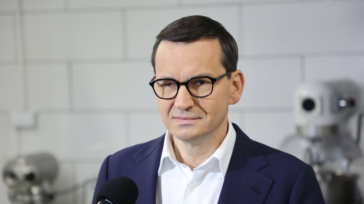 Premier Morawiecki z wizyt? w piekarni
Fot. Piotr Molecki/East News,  Kuligow (woj. mazowieckie), 07.11.2022. Wizyta premiera Mateusza Morawieckiego z wizyta w firmie "Alania" Produkcja Wyrobow Cukierniczo-Piekarniczych w Kuligowie.
N/z: Mateusz Morawiecki
Piotr Molecki