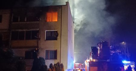Dramatyczne sceny. Mężczyzna wyskoczył z płonącego mieszkania