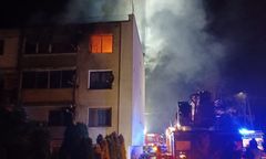 Dramatyczne sceny. Mężczyzna wyskoczył z płonącego mieszkania