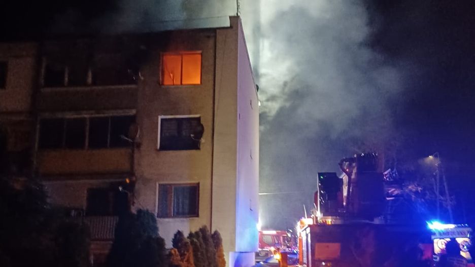 Dramatyczne sceny. Mężczyzna wyskoczył z płonącego mieszkania