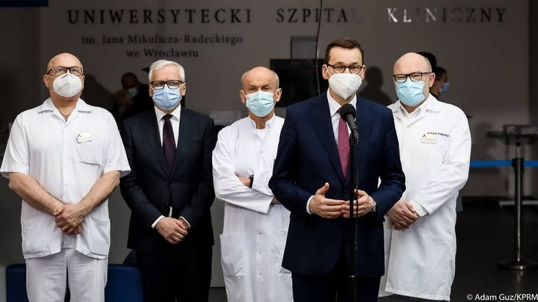 Stare łóżka w nowym szpitalu. Premier Morawiecki zbywa problem