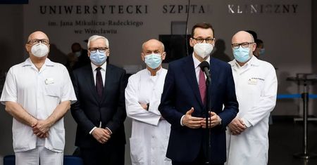 Stare łóżka w nowym szpitalu. Premier Morawiecki zbywa problem