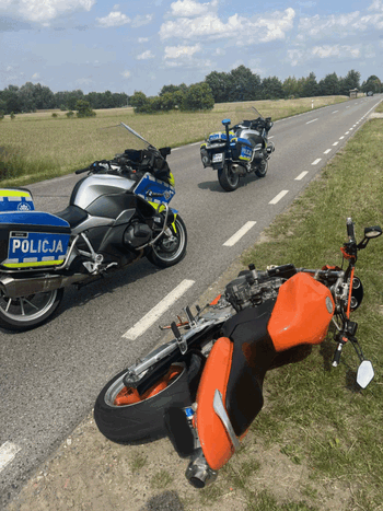 Pościg za 17-letnim motocyklistą, który jechał z 16-letnią pasażerką! Nastolatek bez uprawnień