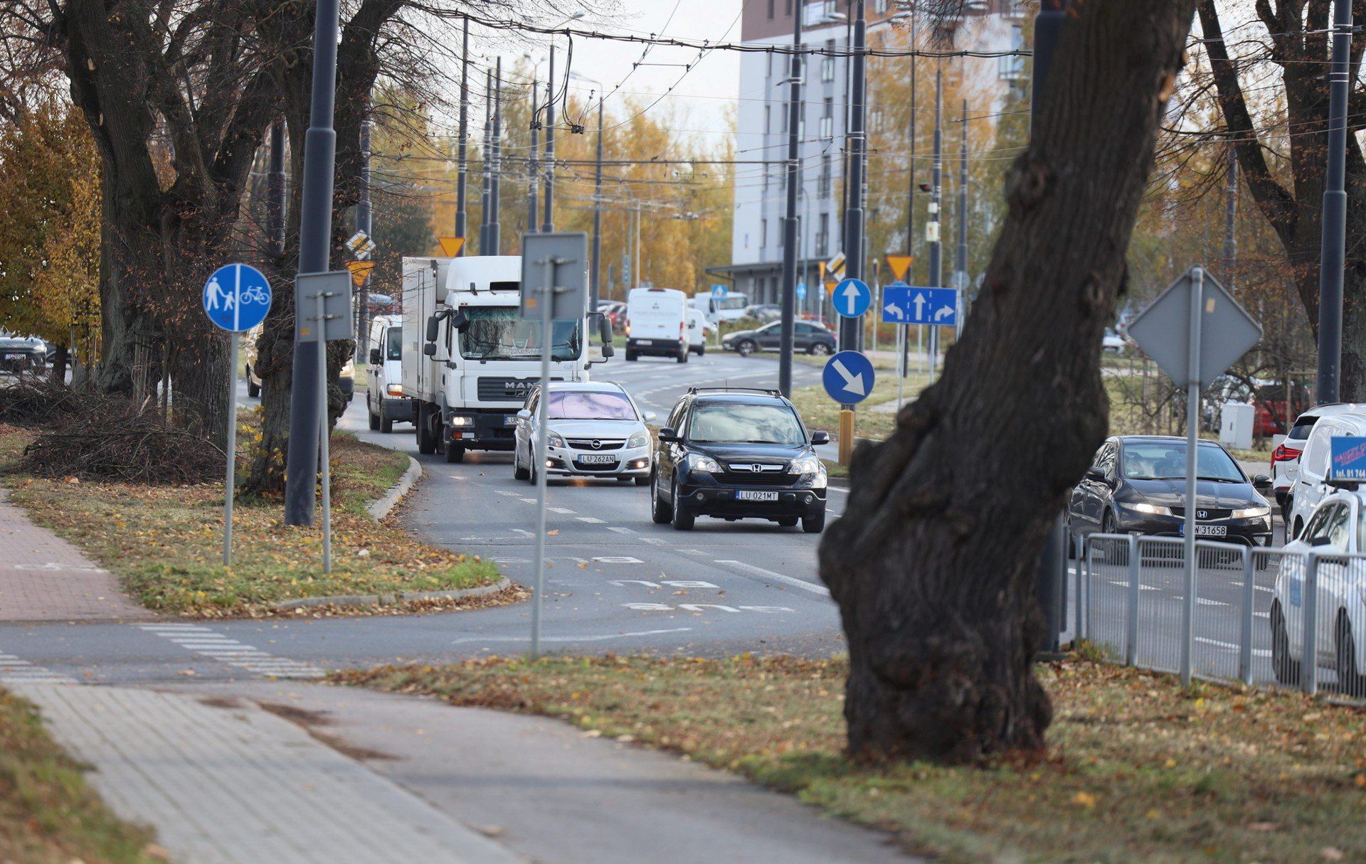 Trwają przygotowania do Wszystkich Świętych. Zajrzeliśmy w rejon cmentarza na Majdanku.