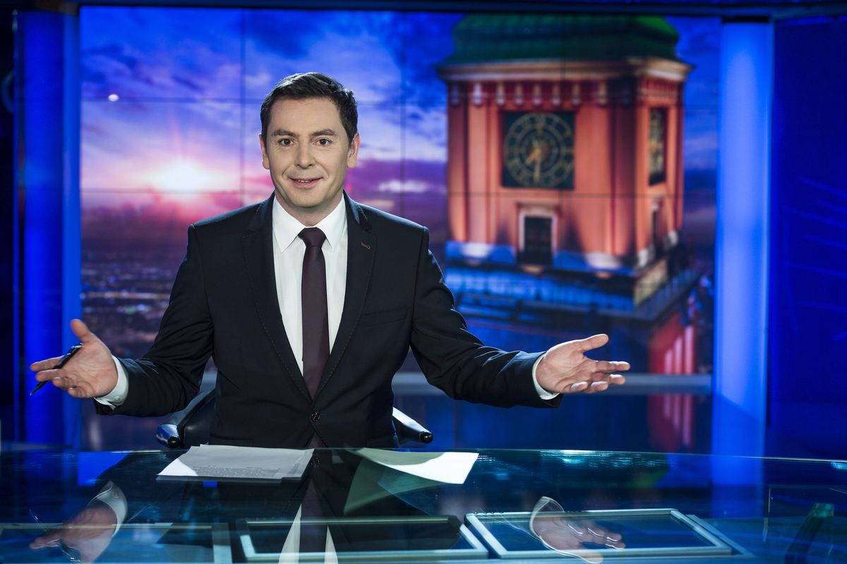 Michał Adamczyk prowadzący program informacyjny "Wiadomości" w TVP1