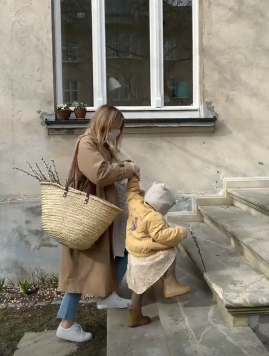 Kasia Tusk reklamuje ubrania i produkty z pomocą córki