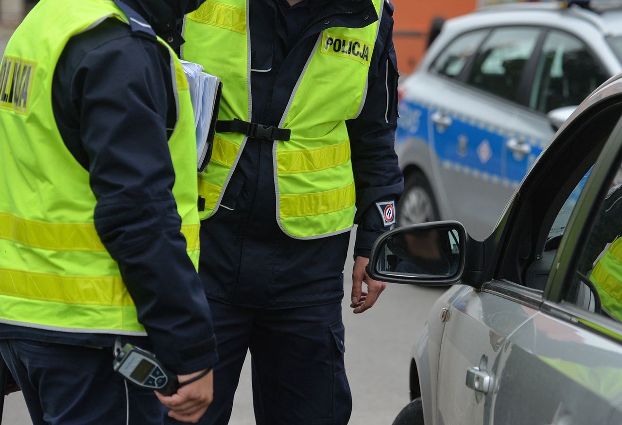 Pod prąd i wężykiem. Policjanci zaskoczeni