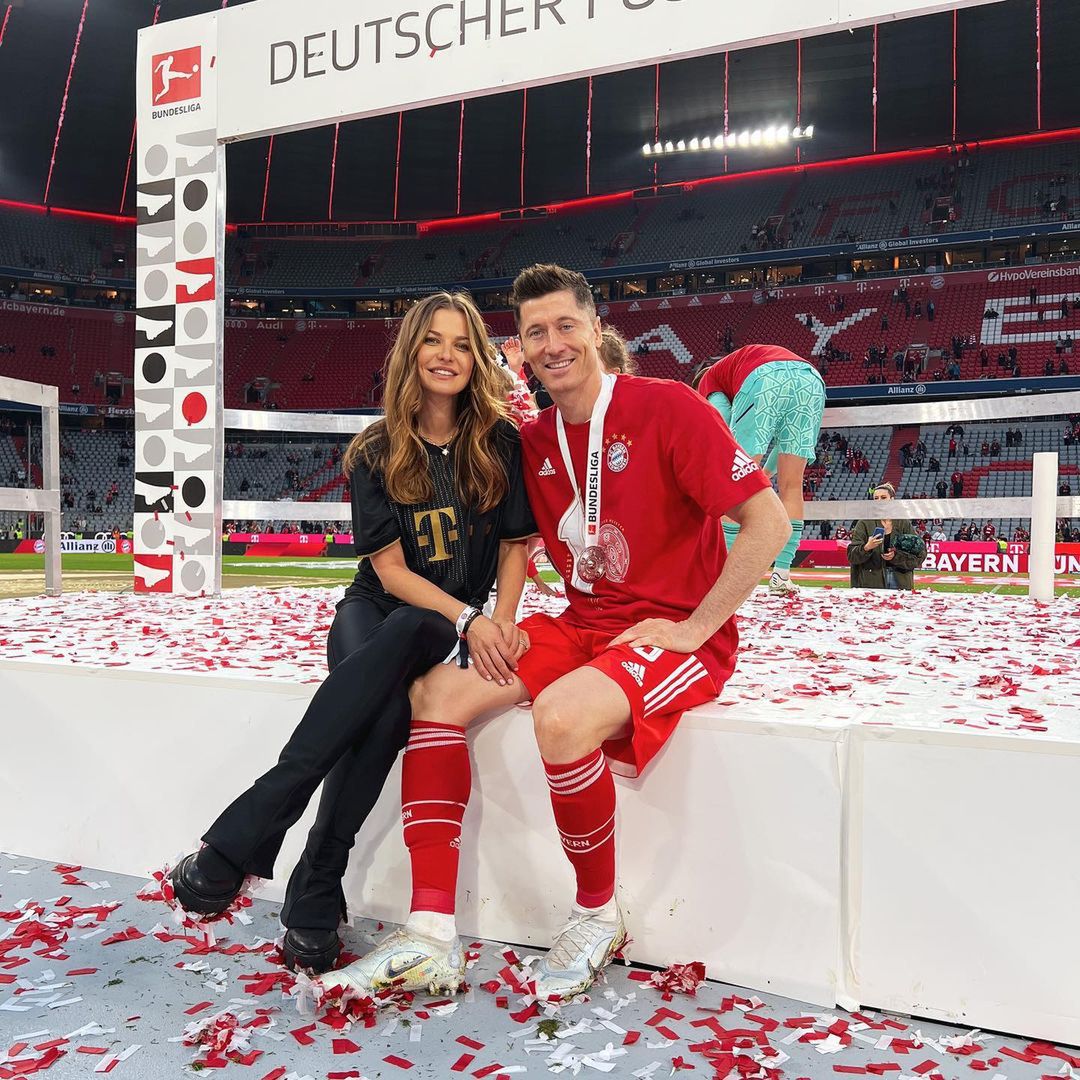 Robert Lewandowski świętuje nowy tytuł wraz z Anią i córkami. Uroczo? 