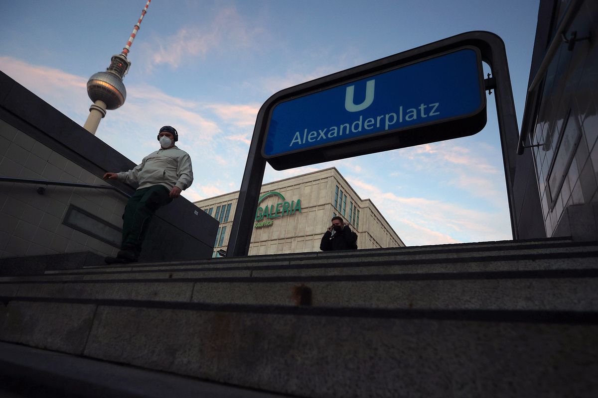 У Берліні, на станції метро "Alexanderplatz" , росіяни побили двох українок  Photographer: Krisztian Bocsi/Bloomberg via Getty Images