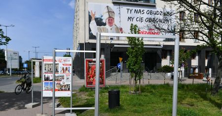 Zniszczyli wystawę o Janie Pawle II. Podano informacje o zatrzymanych