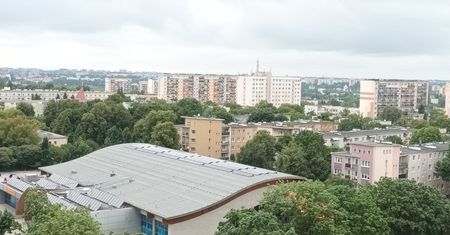W mieszkaniu na 10. piętrze ma widok jak z pocztówki. Minusy? "Latem jest jak w piekarniku"
