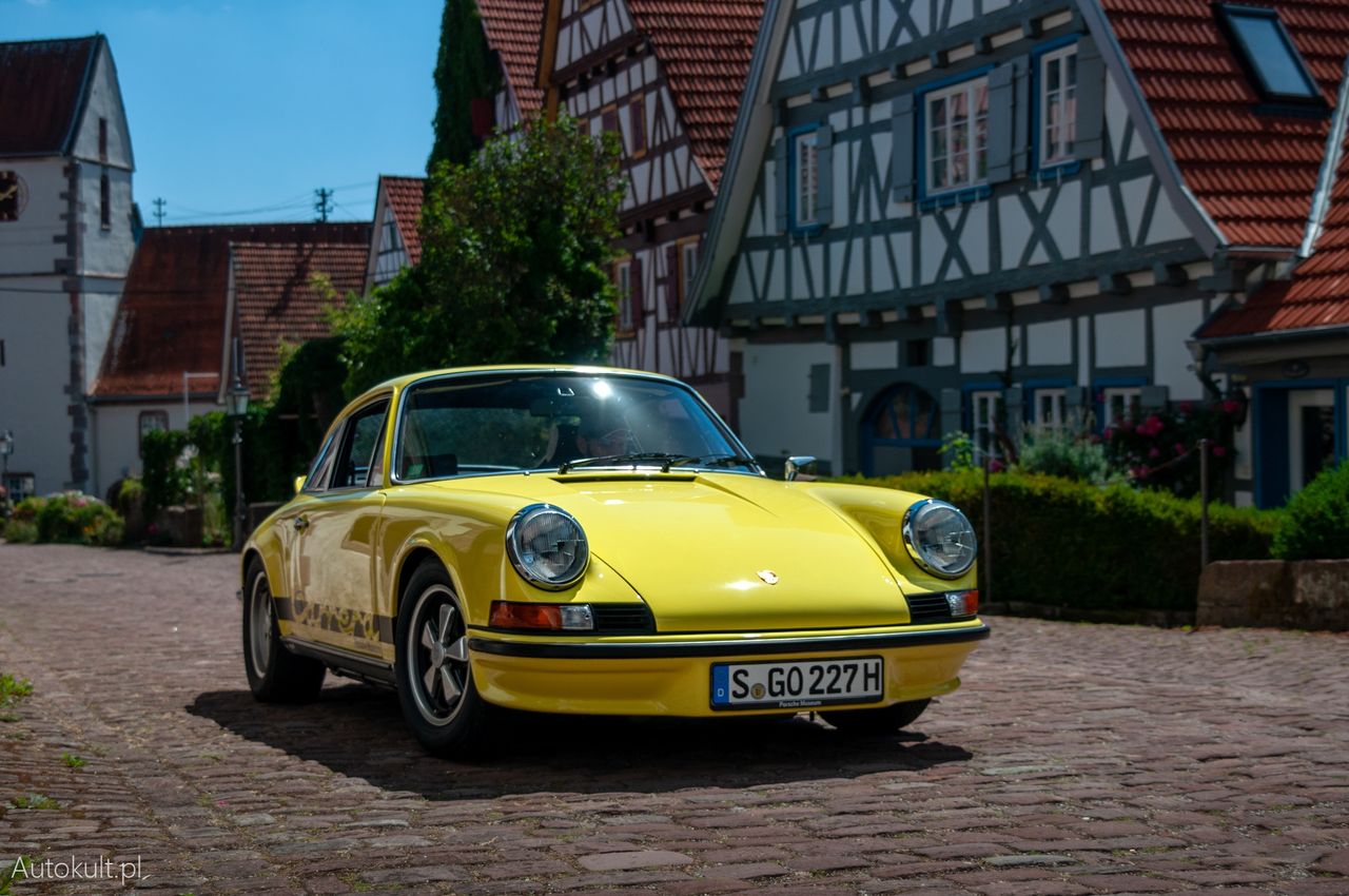 Porsche 911 GT3 Touring vs Porsche 911 Carrera RS 2.7