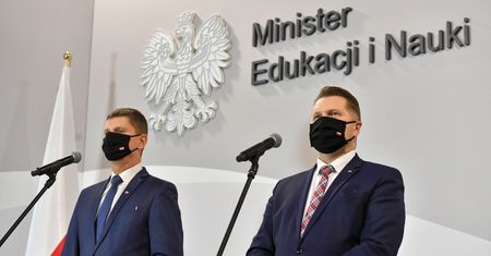 Czarnek w ogniu krytyki. Wiceszef MEiN przypomniał hasła z czasów Giertycha