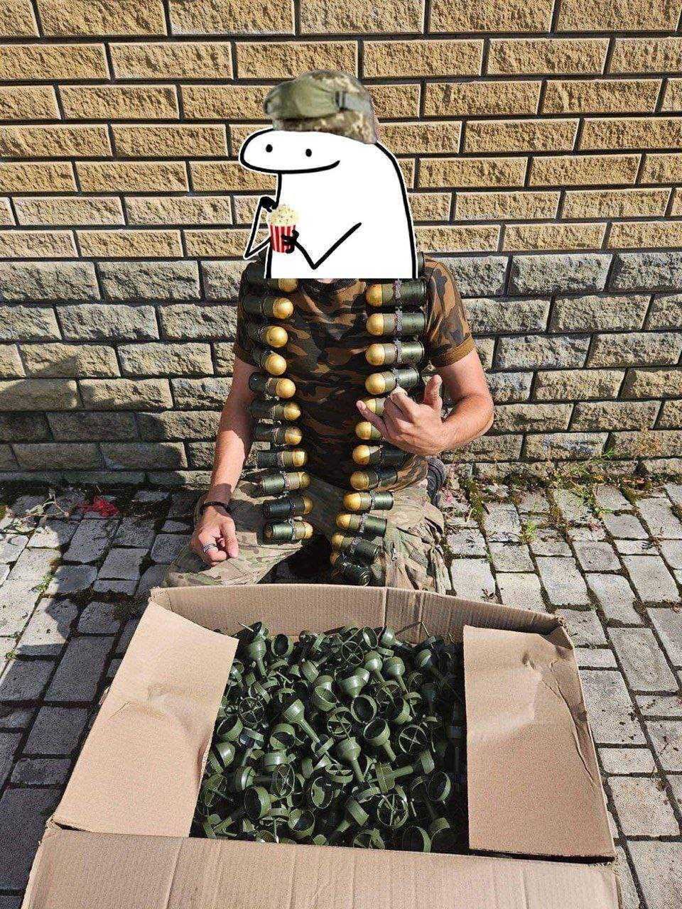 Żołnierz z taśmą granatów 40 mm wraz z kartonem stabilizatorów.