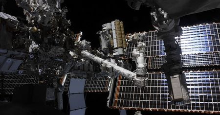 Fotowoltaika na ISS. Tak wygląda montowanie paneli słonecznych w kosmosie