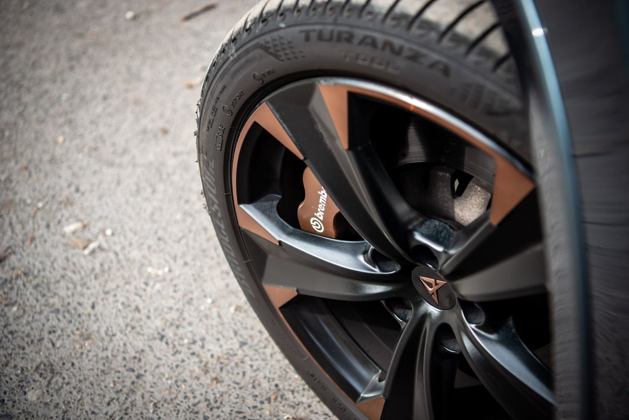 Kręcenie kierownicą na postoju to błąd? Mechanicy są zgodni