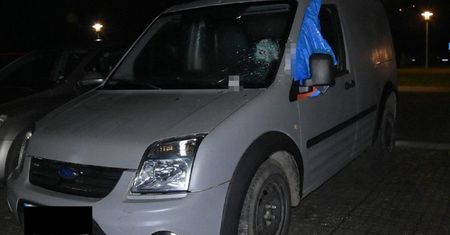 Niszczył zaparkowane samochody. Wybite szyby, urwane lusterka i szereg wgniot i rys. Trafił do aresztu