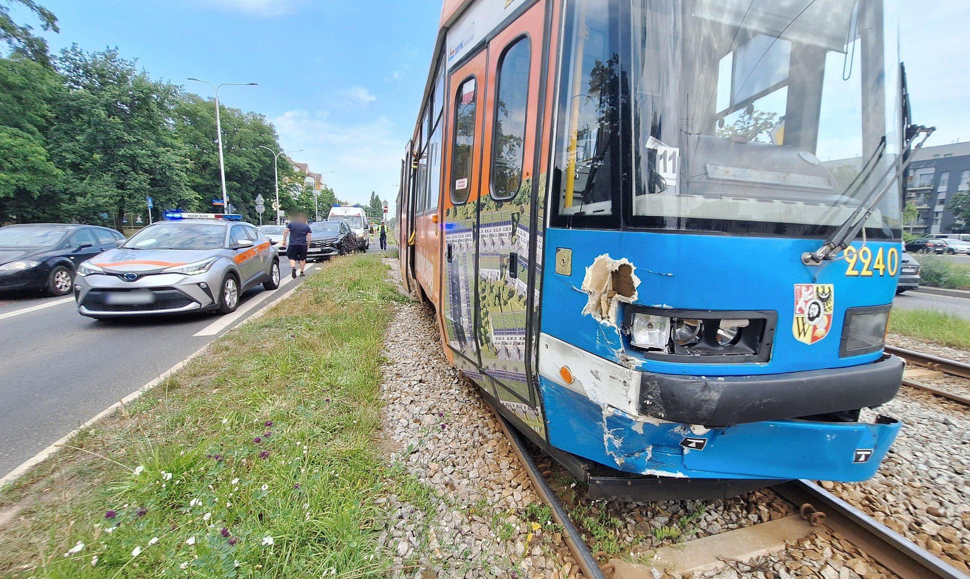Wypadek tramwaju i samochodu osobowego na ul. Ślężnej we Wrocławiu.