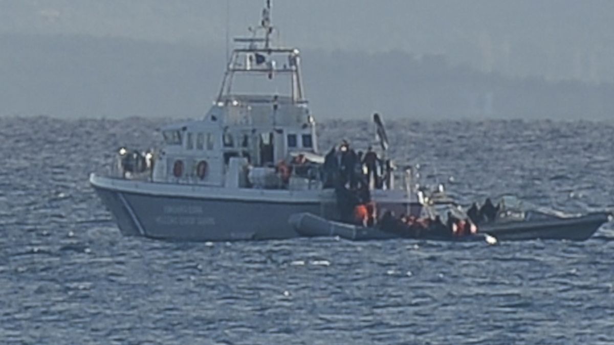 Zdjęcie z akcji ratowania migrantów przez grecką straż wybrzeża. Według świadków dochodziło też do sytuacji, w której migranci byli wpychani przez strażników do morza