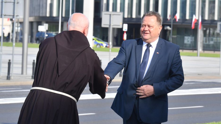 Poswł PiS Jarosław Zieliński i prałat Henryk Małecki podczas uroczystości rocznicy katastrofy w Smoleńsku 10 sierpnia 2023