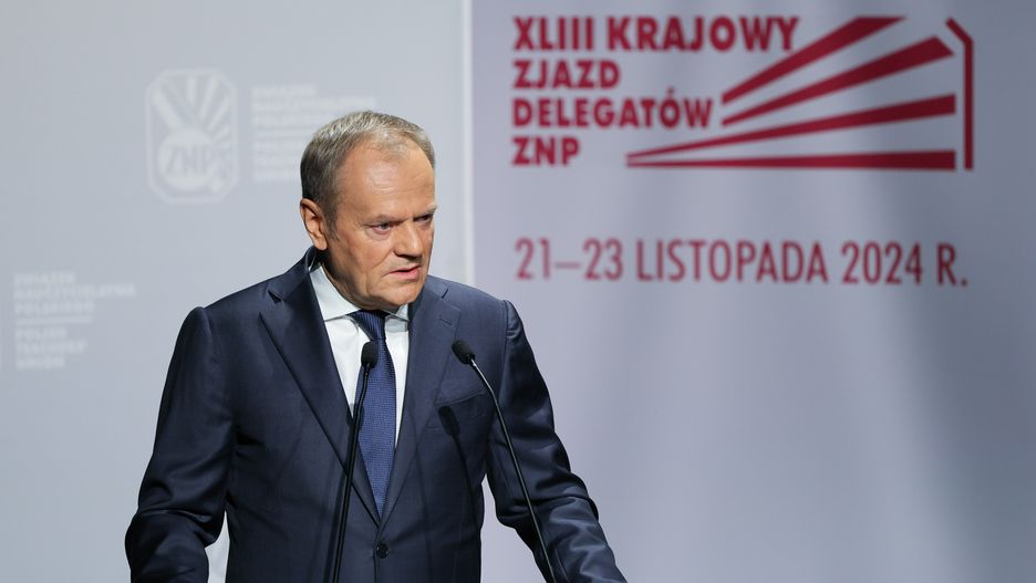 Warszawa, 22.11.2024. Premier Donald Tusk przemawia na XLIII Krajowym Zjeździe Delegatów Związku Nauczycielstwa Polskiego, 22 bm. w siedzibie ZNP w Warszawie. Celem Zjazdu ZNP, odbywającego się pod hasłem "Łączy nas edukacja!", jest podsumowanie ostatnich pięciu lat działalności związku i przyjęcie strategii na kolejną kadencję. (mr) PAP/Paweł Supernak