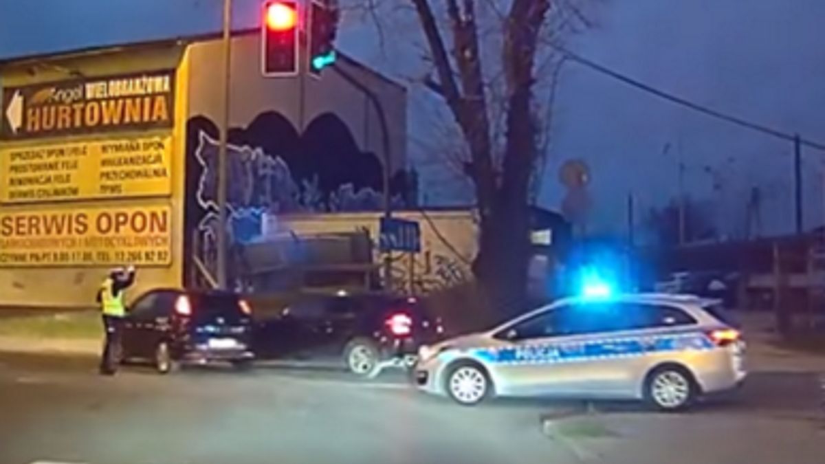 Kierowca wymusił pierwszeństwo w obecności policjanta