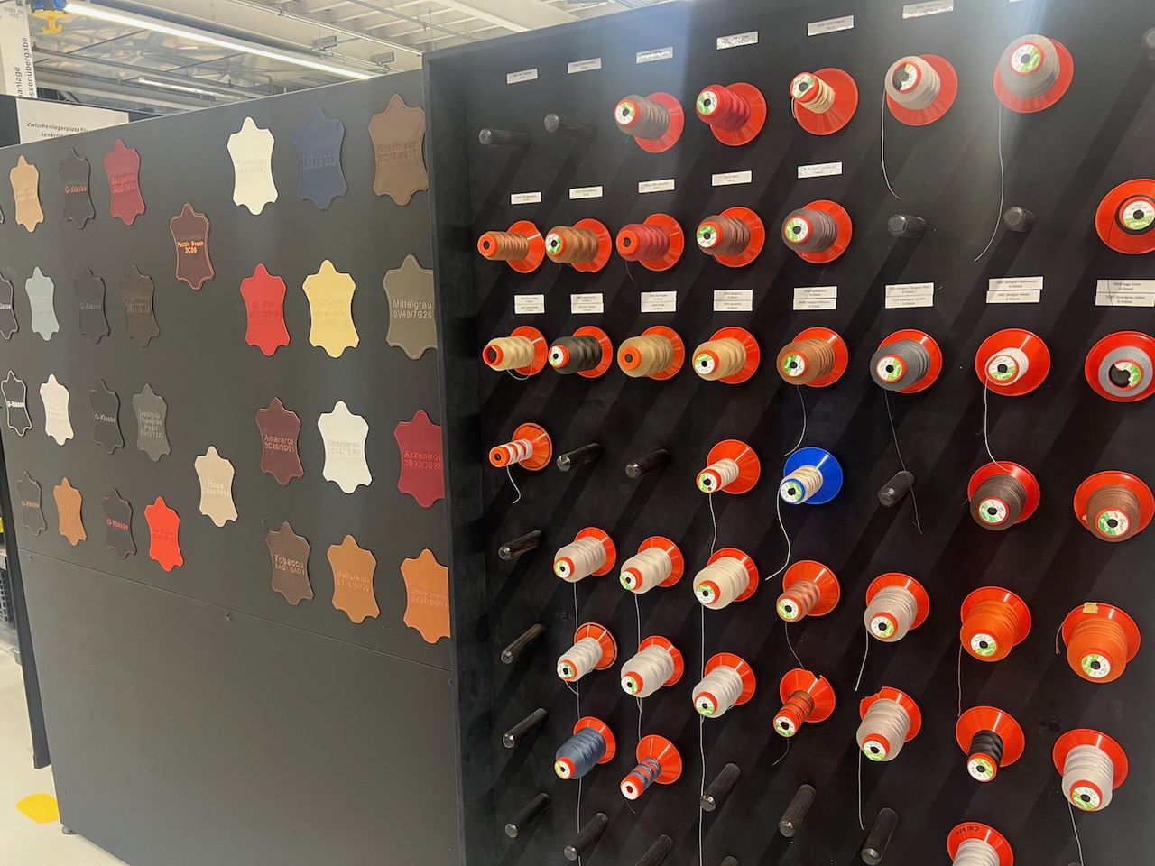 Ausgewählte Farben und Embleme auf Manufaktur-Leder sowie ein Teil der verfügbaren Garnfarben.