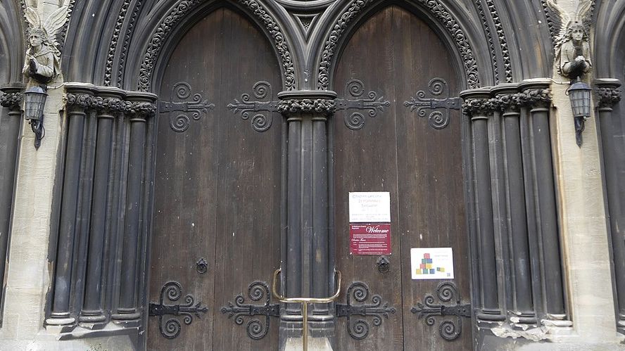 Wejście do kościoła anglikańskiego pod wezwaniem św. Mateusz w Bayswater w Londynie