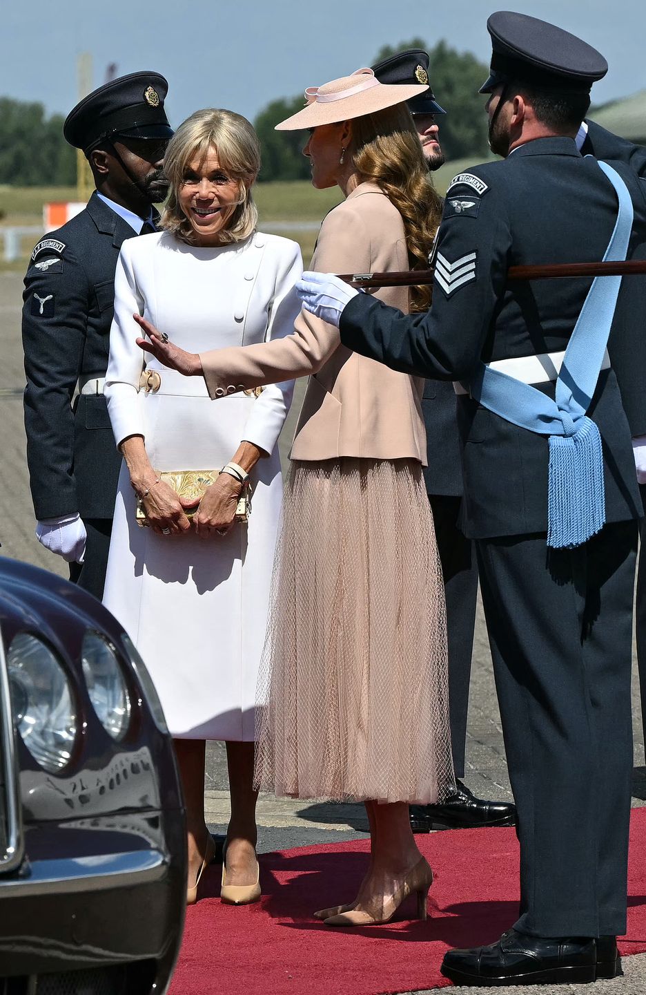 Macronowie składają wizytę księciu Williamowi i księżnej Kate