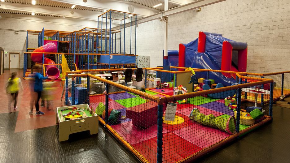 Kto jest winny wypadkowi w sali zabaw? Dorosły czy nieuważne dziecko