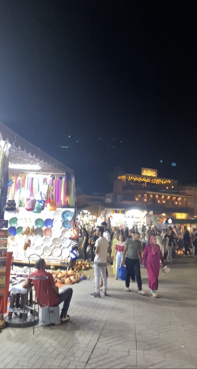 Zatłoczony plac Jemaa el-Fna