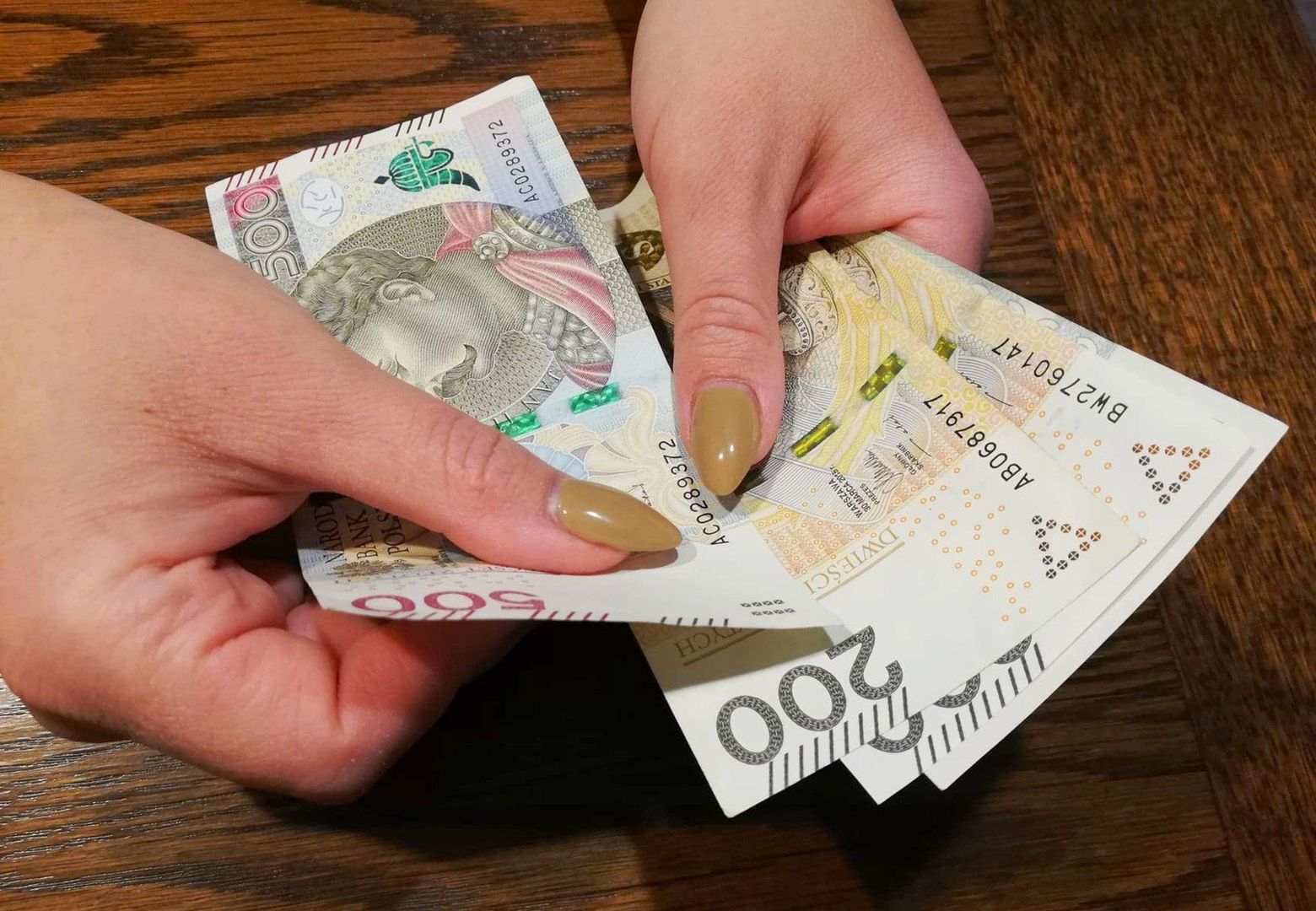Tablica dalszego trwania życia odgrywa zasadniczą rolę przy ustalaniu wysokości emerytury dla osób urodzonych po 31 grudnia 1948 roku. Kwota świadczenia wyliczana jest według prostego wzoru: zgromadzony kapitał emerytalny dzielony jest przez prognozowaną długość życia wyrażoną w miesiącach. Im większy jest licznik, a im mniejszy mianownik, tym wyższa emerytura - podkreśla Krystyna Michałek, regionalna rzeczniczka prasowa ZUS.