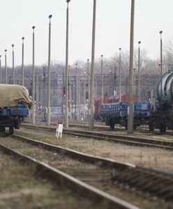 Rozszczelniona cysterna z siarką. "Służby proszą o unikanie rejonu dworca PKP"