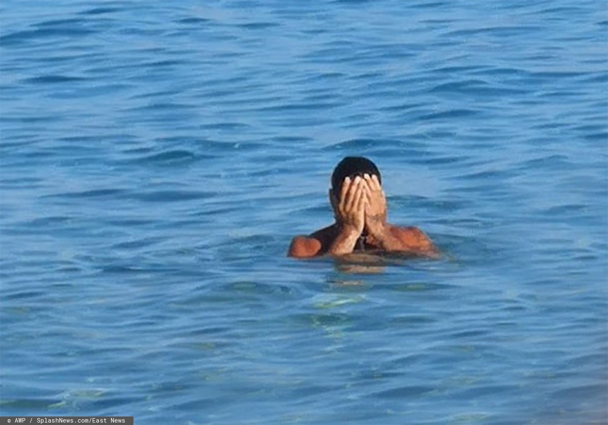 Rozebrany Michele Morrone na plaży w Apulii