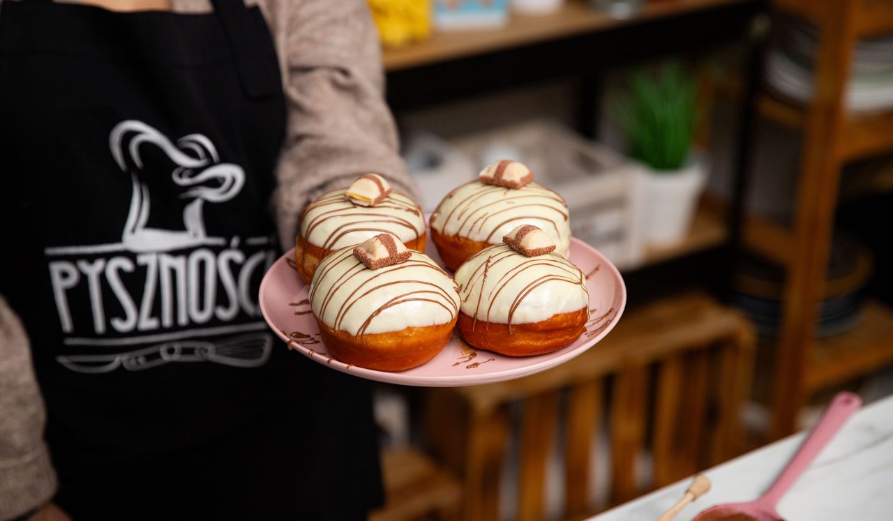 Przepis na pączki à la Kinder Bueno. Już od samego patrzenia można natychmiast zgłodnieć