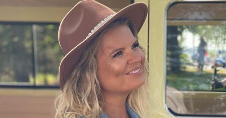 Wracają do mody? Marta Manowska w spodniach, które możesz mieć na dnie szafy