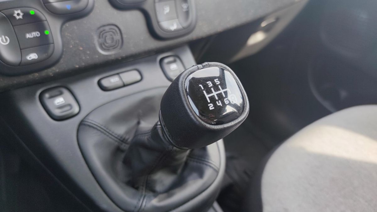 Redukcja biegu przed przyspieszaniem jest dobra dla silnika i poprawia bezpieczeństwo