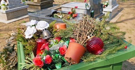 Nie wyrzucaj na cmentarny śmietnik. Ze zniczy i kwiatów możesz zrobić użytek