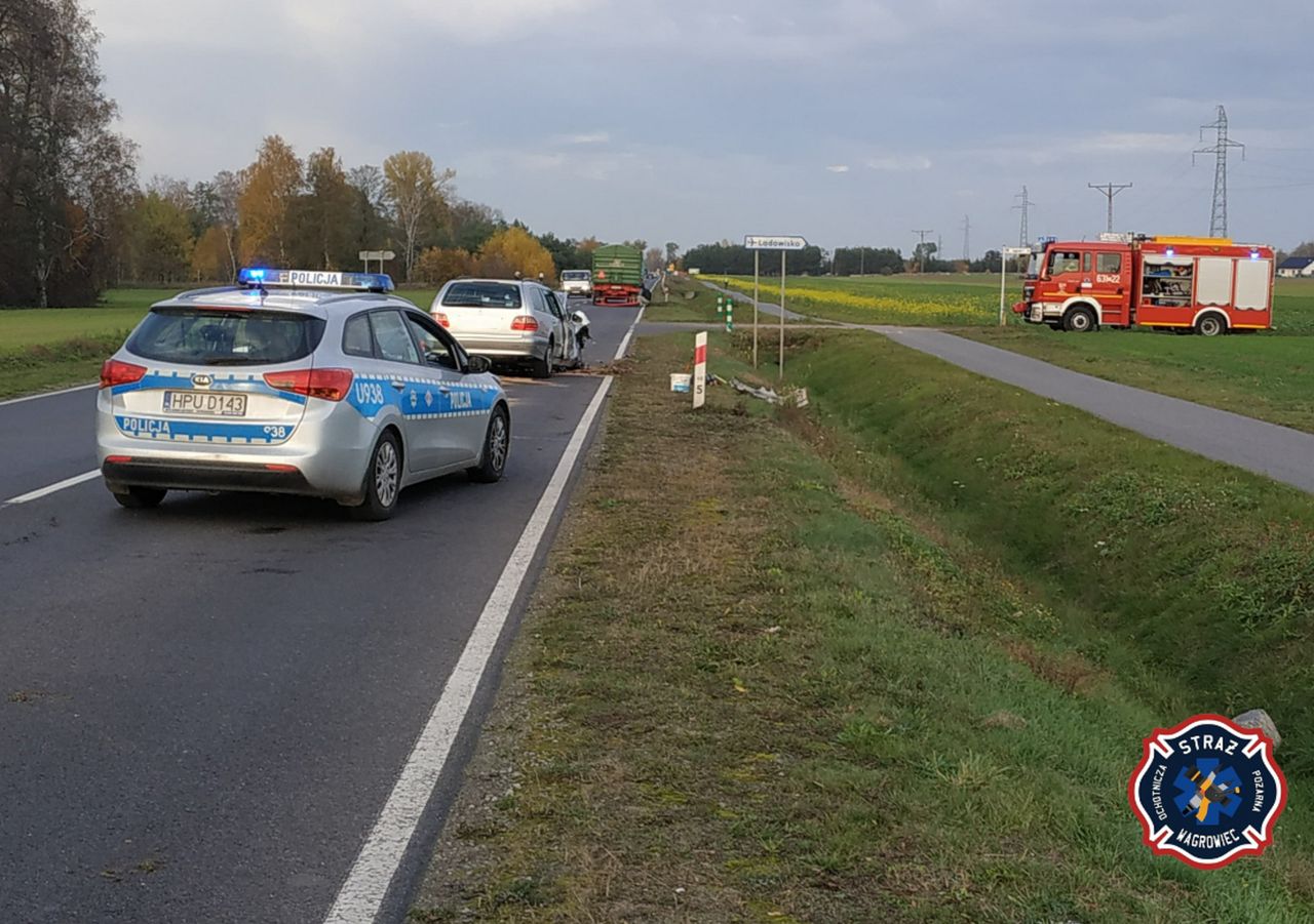  Wjechał w ciągnik z przyczepą. Kierowca mercedesa trafi przed sąd.