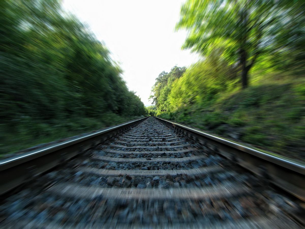 Nastolatek został potrącony przez pociąg, kiedy szedł zbyt blisko torów kolejowych [zdj. ilustracyjne]