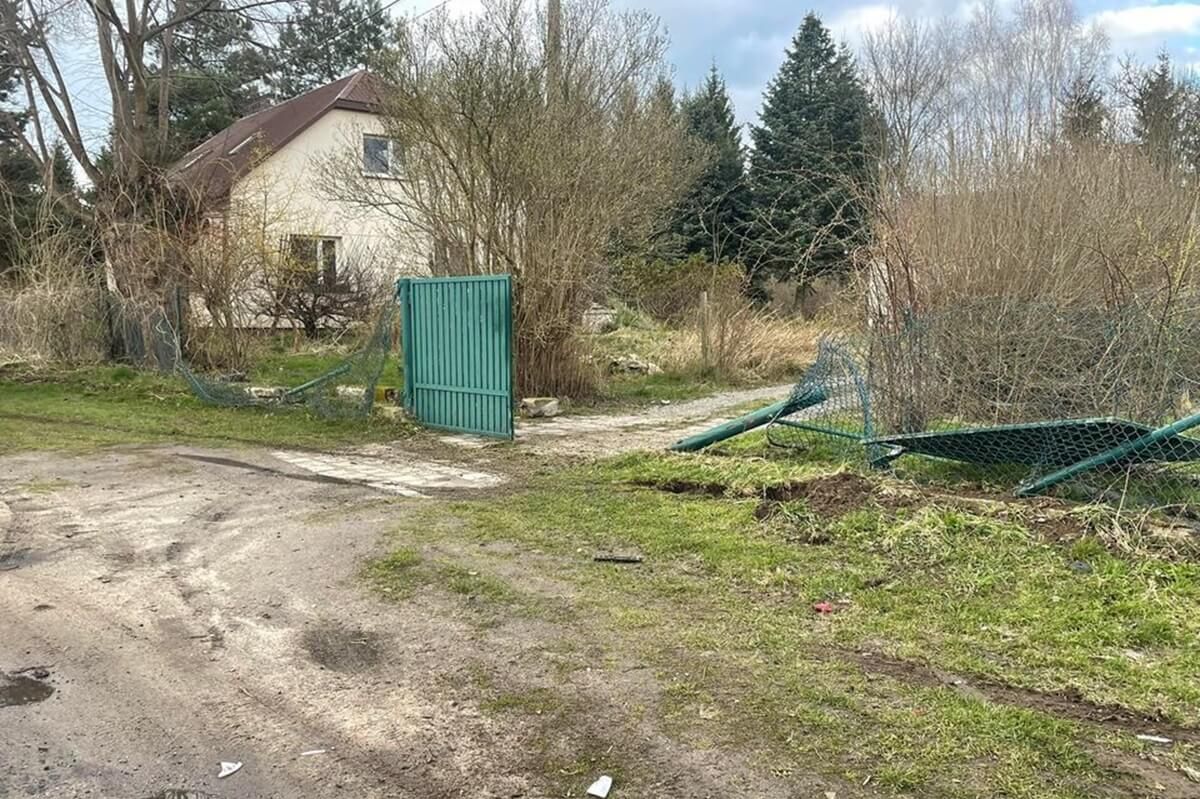 Kierowca volkswagena wjechał w ogrodzenie, po czym dachował