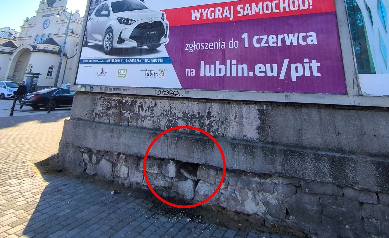 Kółkiem zaznaczony otwó, którey szczury mogą wchodzić do środka