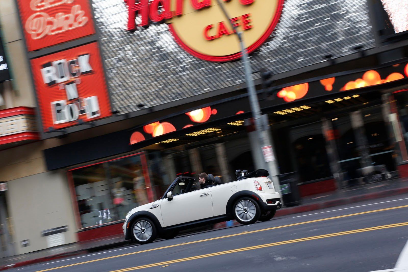 Galeria Mini jako celebracja sprzedaży półmilionowego egzemplarza w USA 21