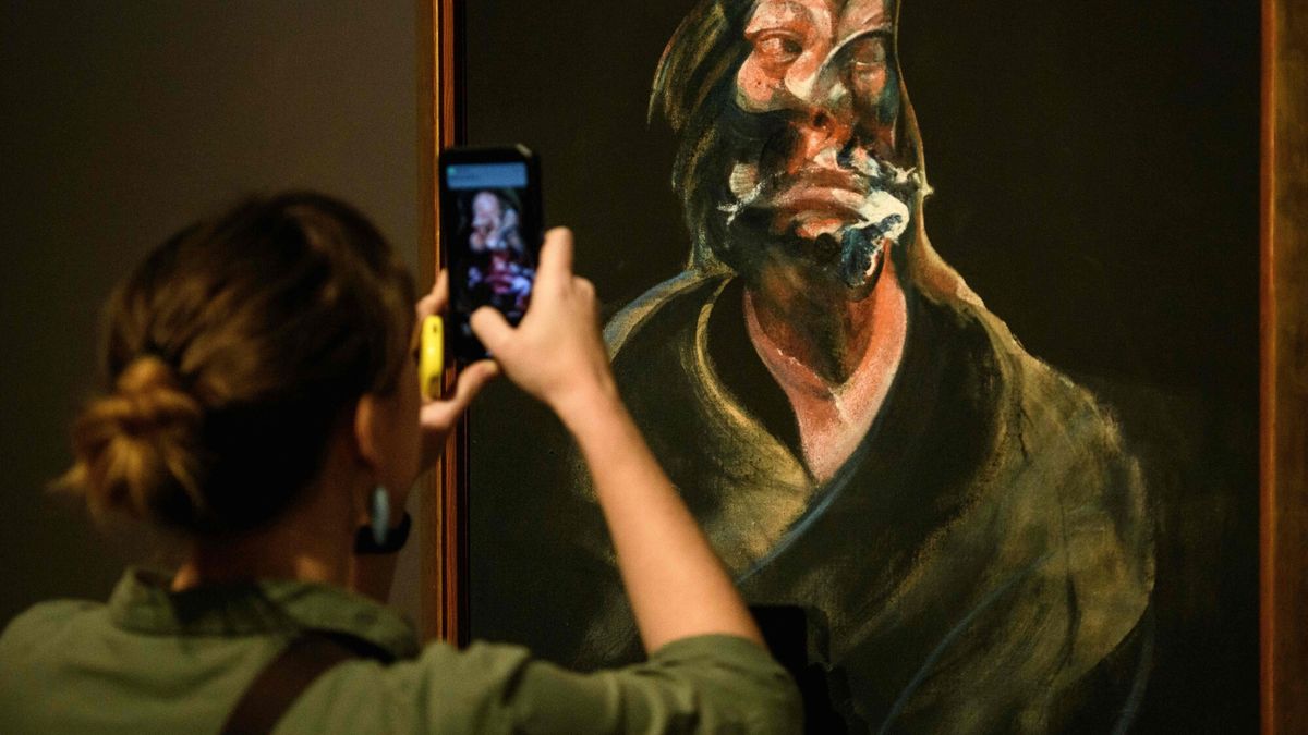 Temporary
A visitor takes a photograph of the "Portrait of Isabel Rawsthorne" by British painter Francis Bacon during the presentation of the exhibition "Francis Bacon, Lucian Freud & The School of London" at the Pushkin State Museum of Fine Arts in Moscow on March 04, 2019. - The exposition includes 80 paintings from the TATE and will give the Russian public the chance to get acquainted for the first time with a very important chapter of the history of modern British art. (Photo by Mladen ANTONOV / AFP) / RESTRICTED TO EDITORIAL USE - MANDATORY MENTION OF THE ARTIST UPON PUBLICATION - TO ILLUSTRATE THE EVENT AS SPECIFIED IN THE CAPTION
MLADEN ANTONOV