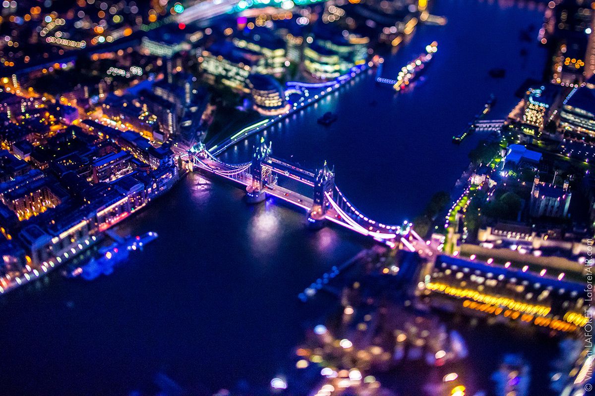 Futurystyczny Londyn nocą z helikotera 2