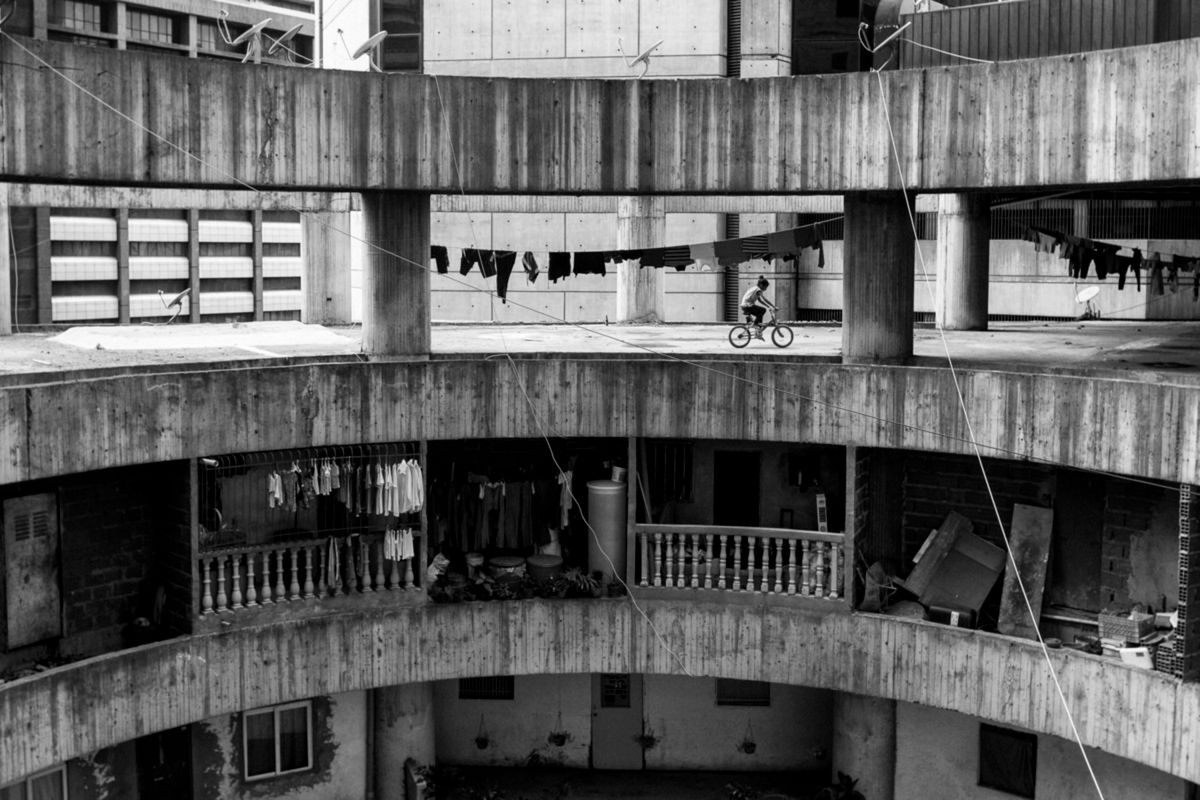 Nagrodzony czarno-biały cykl fotografii przedstawia historię  dzikich lokatorów squatów w opuszczonym wieżowcu w Caracas, stolicy jego kraju fotografa.