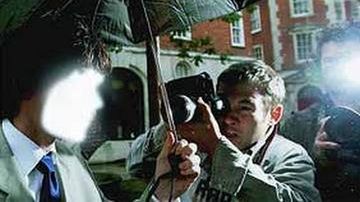 Broń się przed paparazzi... spray'em 1